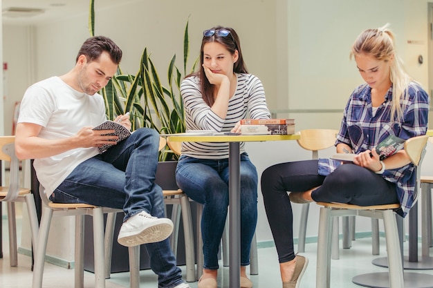 Gratis foto groep vrienden studeren