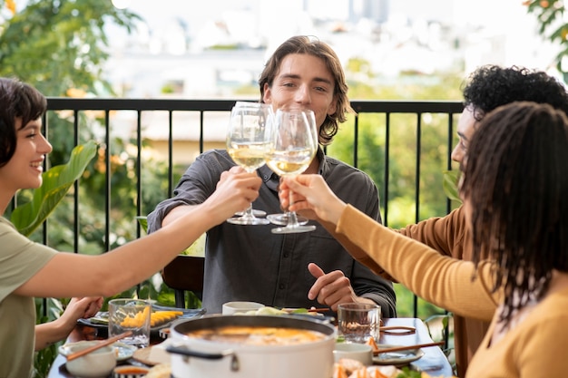 Gratis foto groep vrienden uit eten