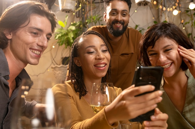 Gratis foto groep vrienden uit eten