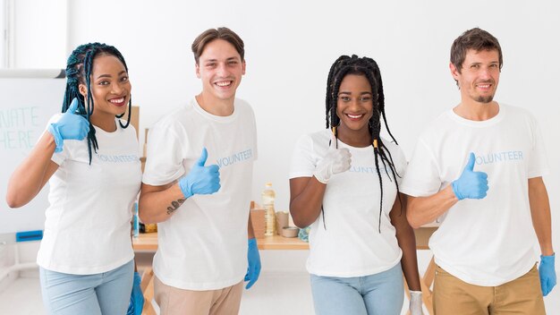 Groep vrijwilligers die de duimen doen ondertekenen