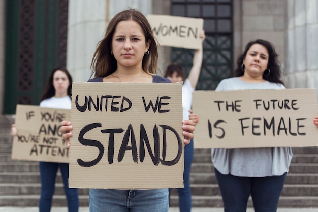 Groep vrouwelijke activisten die voor rechten protesteren