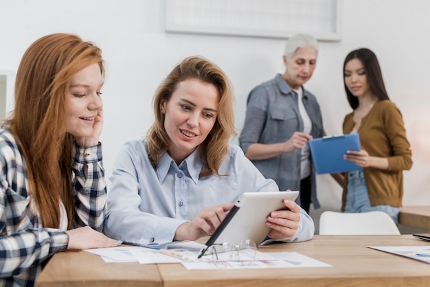 Groep vrouwelijke vrienden die samen plannen