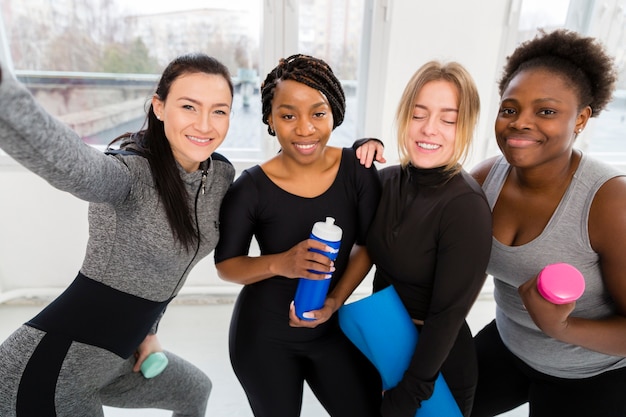 Gratis foto groep vrouwen bij geschiktheidsklasse die selfies nemen