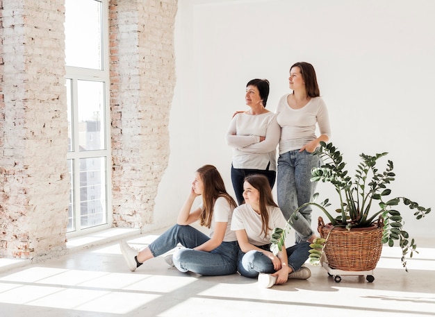 Groep vrouwen die door het venster kijken