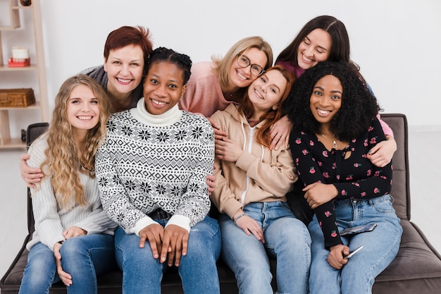 Groep vrouwen die elkaar houden