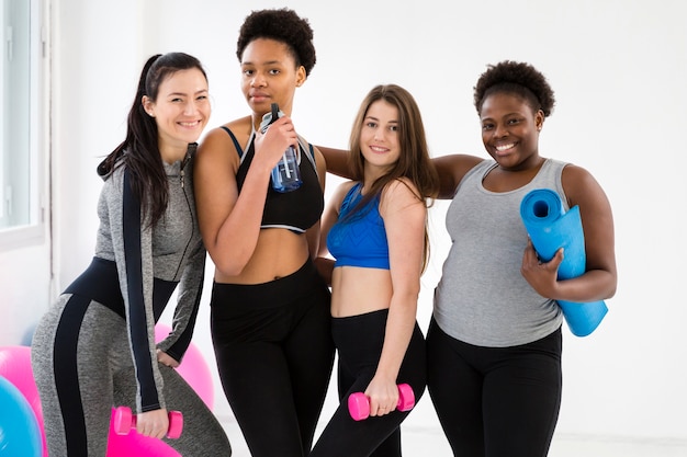 Gratis foto groep vrouwen die geschiktheidsklasse nemen