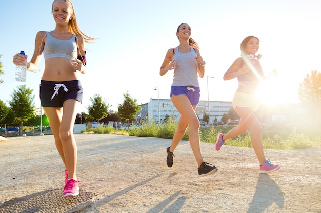 Groep vrouwen die in het park lopen.