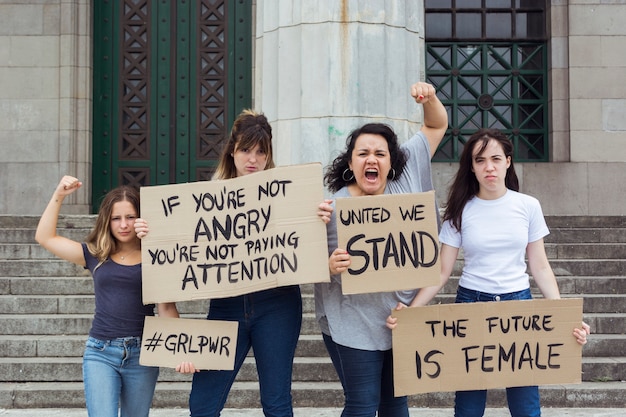 Groep vrouwen die samen bij manifestatie protesteren