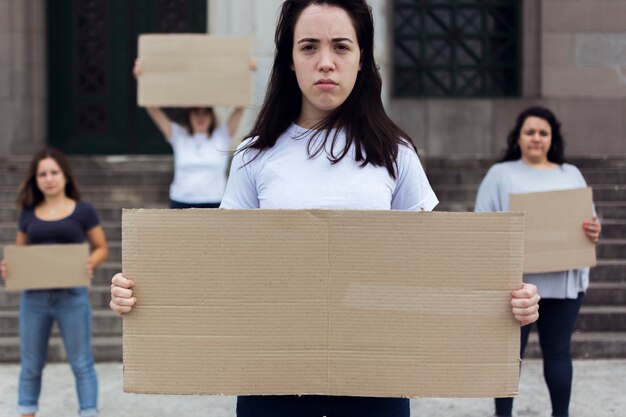 Groep vrouwen die samen voor rechten marcheren