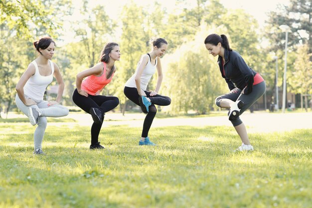 groep vrouwen die sporten buiten doen