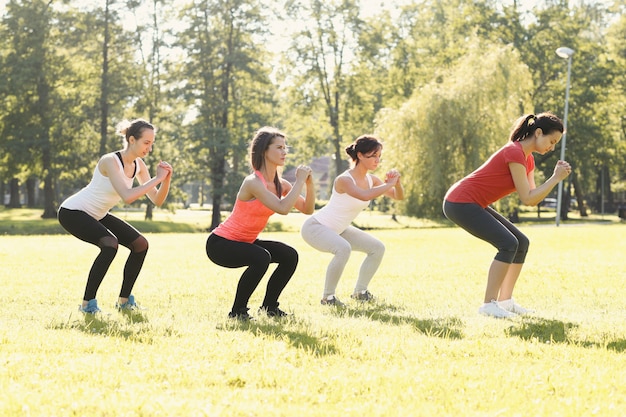 Gratis foto groep vrouwen die sporten buiten doen