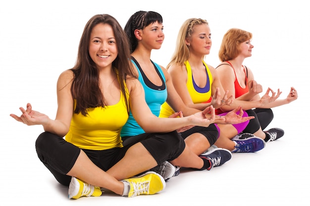 Groep vrouwen die van yoga genieten