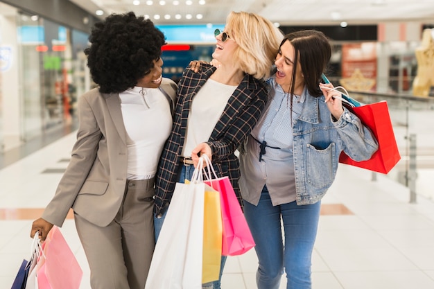 Groep vrouwen gelukkig winkelen