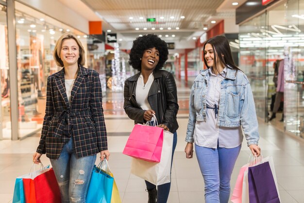 Groep vrouwen het gelukkige samen winkelen