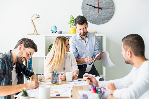 Groep zakenlui die in bureau samenwerken