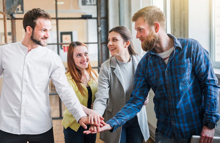 Gratis Foto groep zakenlui stapelen hun hand in kantoor