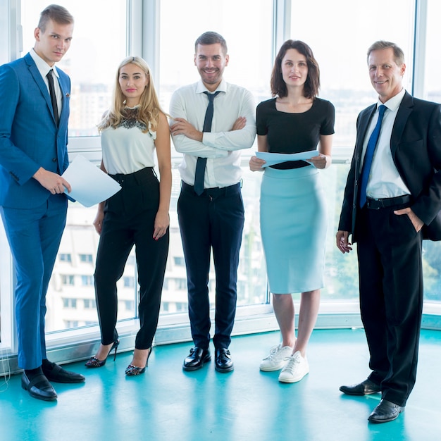 Gratis foto groep zeker zakenlui die zich in bureau bevinden