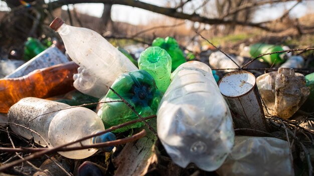 Grond bezaaid met plastic flessen