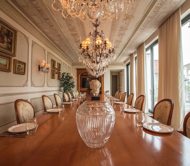 Groot en luxe interieur van de eetkamer