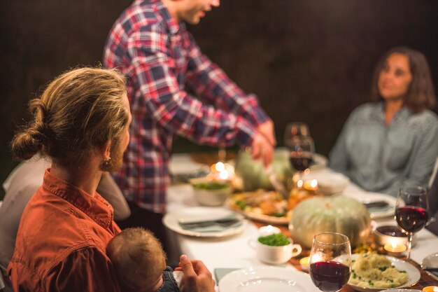 Gratis foto groot gezin aan tafel