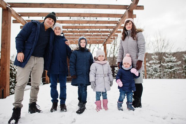 Groot jong gezin met vier kinderen in de winterdag