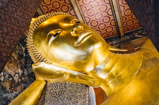 Gratis foto groot slaap gouden boeddhabeeld bij tempel in bangkok, thailand