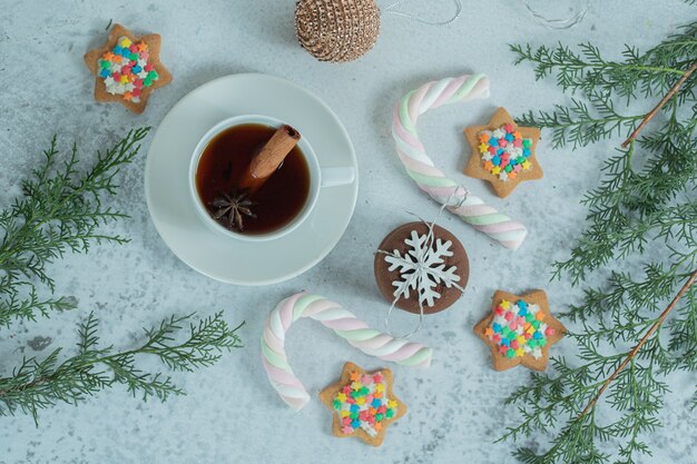 Groothoek foto van zelfgemaakte koekjes met geurige thee.