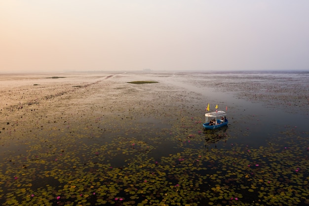 Groothoek opname van een boot in de Lotus Lake in Thailand