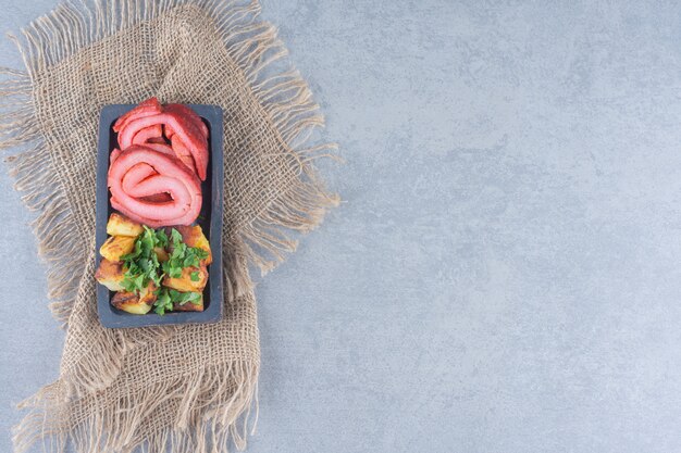 Groothoekfoto van gebakken spek en aardappelen.