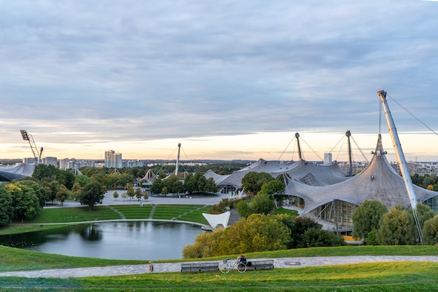 Groothoekopname van een stad vol groen en bomen onder een hemel vol wolken