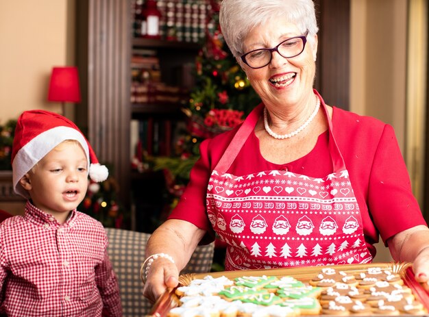 Grootmoeder die een dienblad met kerst cookies