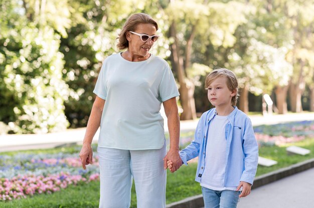 Grootmoeder en kind wandelen in het park