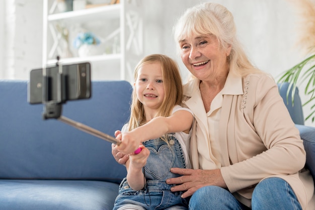 Grootmoeder en meisje selfie thuis