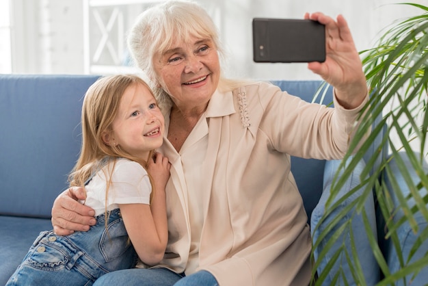 Gratis foto grootmoeder en meisje selfie
