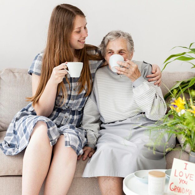 Grootmoeder genieten van koffie met kleindochter