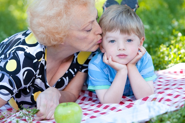 Gratis foto grootmoeder kuste haar kleinzoon