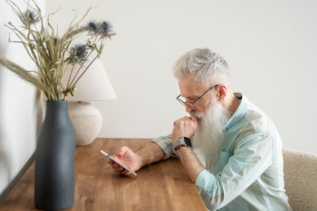 Gratis foto grootouder leert technologie te gebruiken