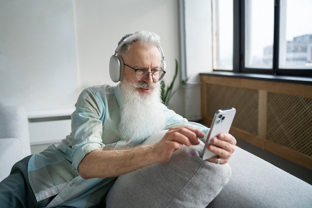 Grootouder leert technologie te gebruiken