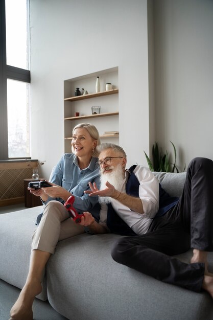 Grootouders die technologie leren gebruiken