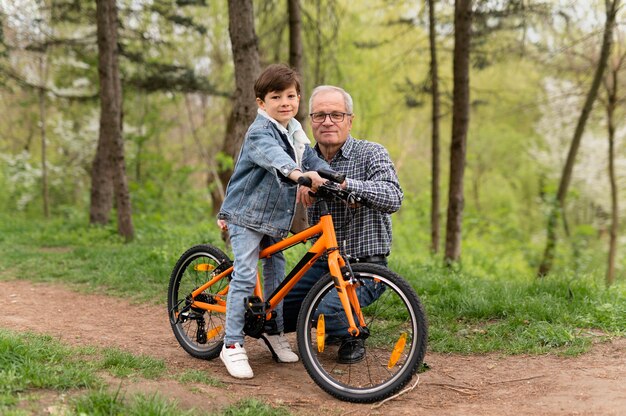 Grootvader die zijn kleinzoon leert fietsen