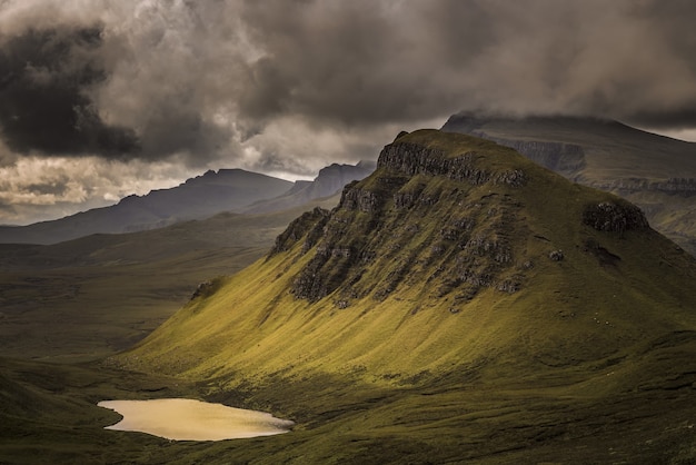 Gratis foto grote berg op wolkendag