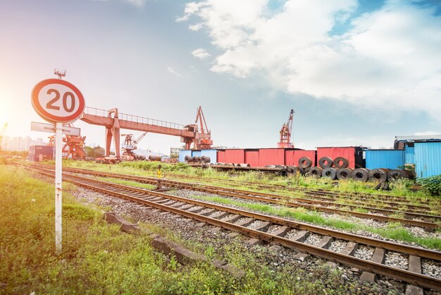 Grote containers aan de kant van de rail