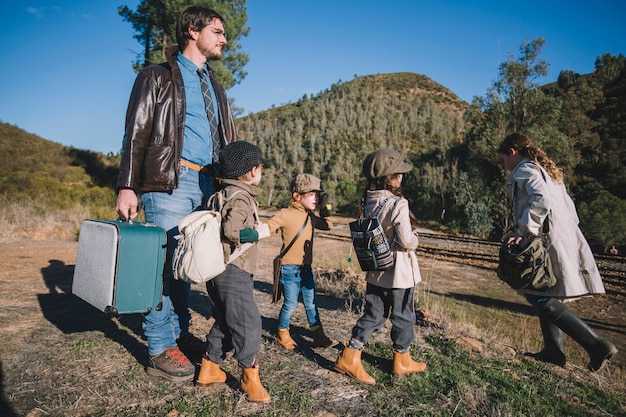 Gratis foto grote familie bij spoorweg