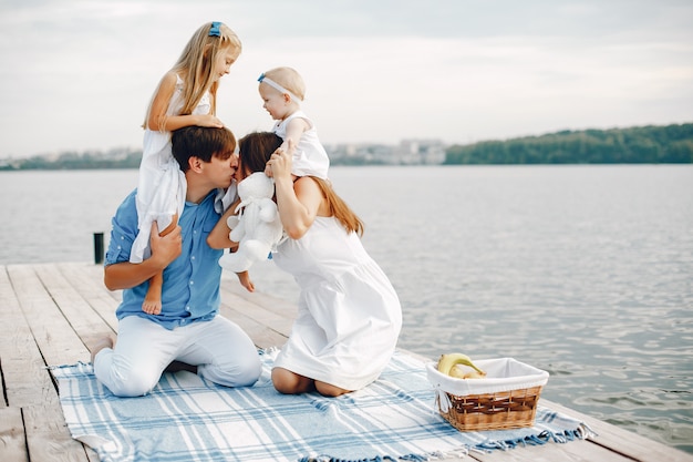 Grote familie dichtbij meer