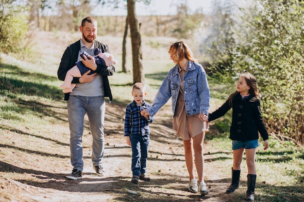 Grote familie met kinderen samen in het bos