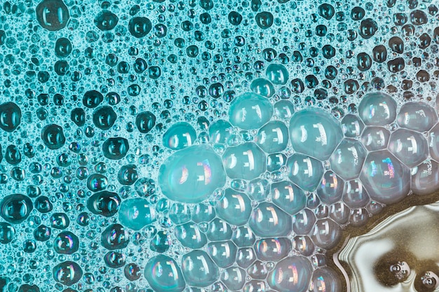 Grote groene bubbels in water