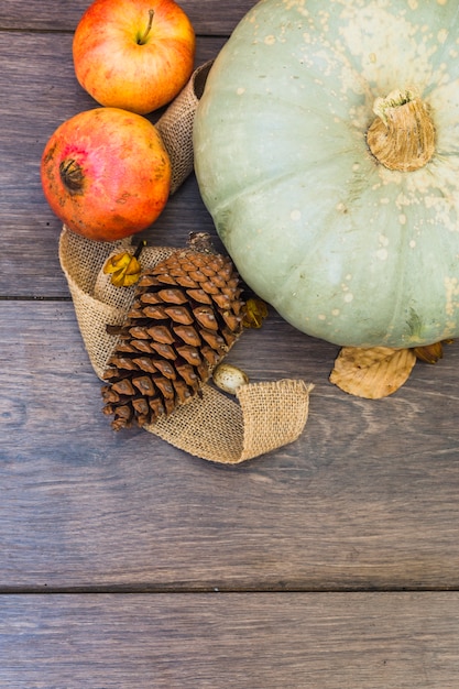 Grote groene pompoen met fruit op tafel