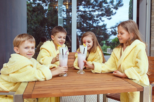 Grote groep vrienden die veel tijd nemen met melkcocktails