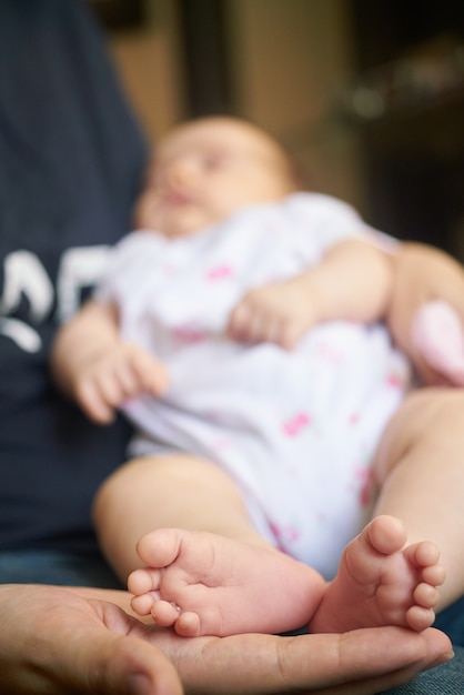 Grote hand houden van baby voeten