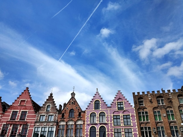 Grote Markt onder een blauwe lucht en zonlicht in Brugge in België